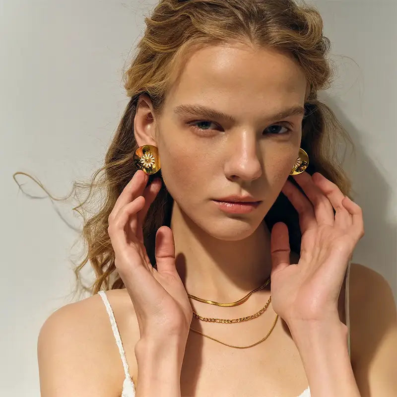 Daisy Gold Sunbeam Stud Earrings – Anais&Aimee