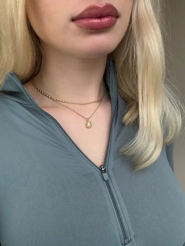 Model wearing Anais&Aimee gold freshwater pearl pendant necklace – UK jewellery brand