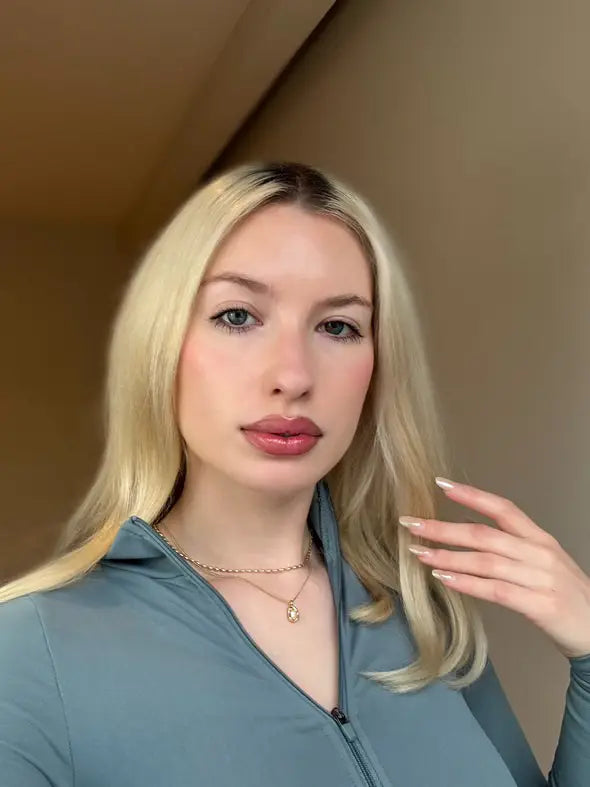 Blonde model wearing Anais&Aimee gold freshwater pearl pendant necklace – UK jewellery brand